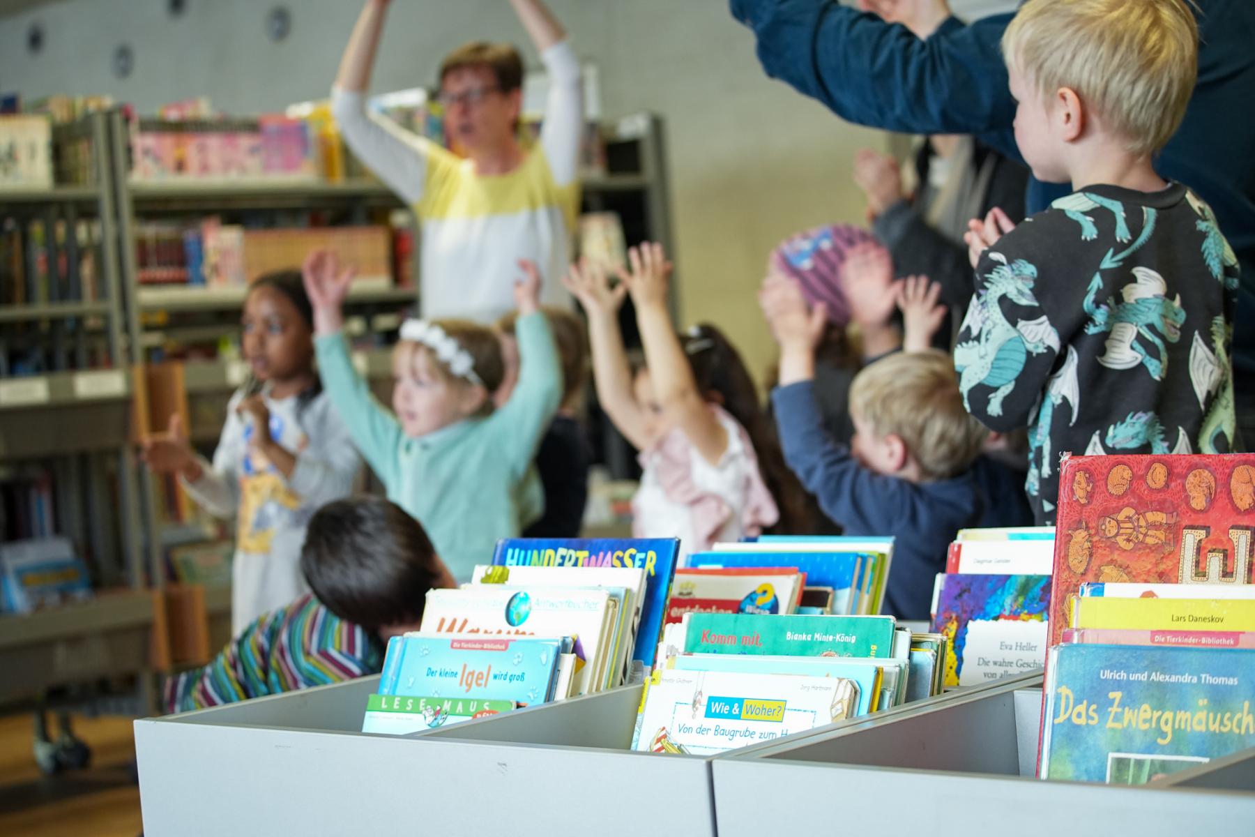 Kindergartenkinder in der Bibliothek