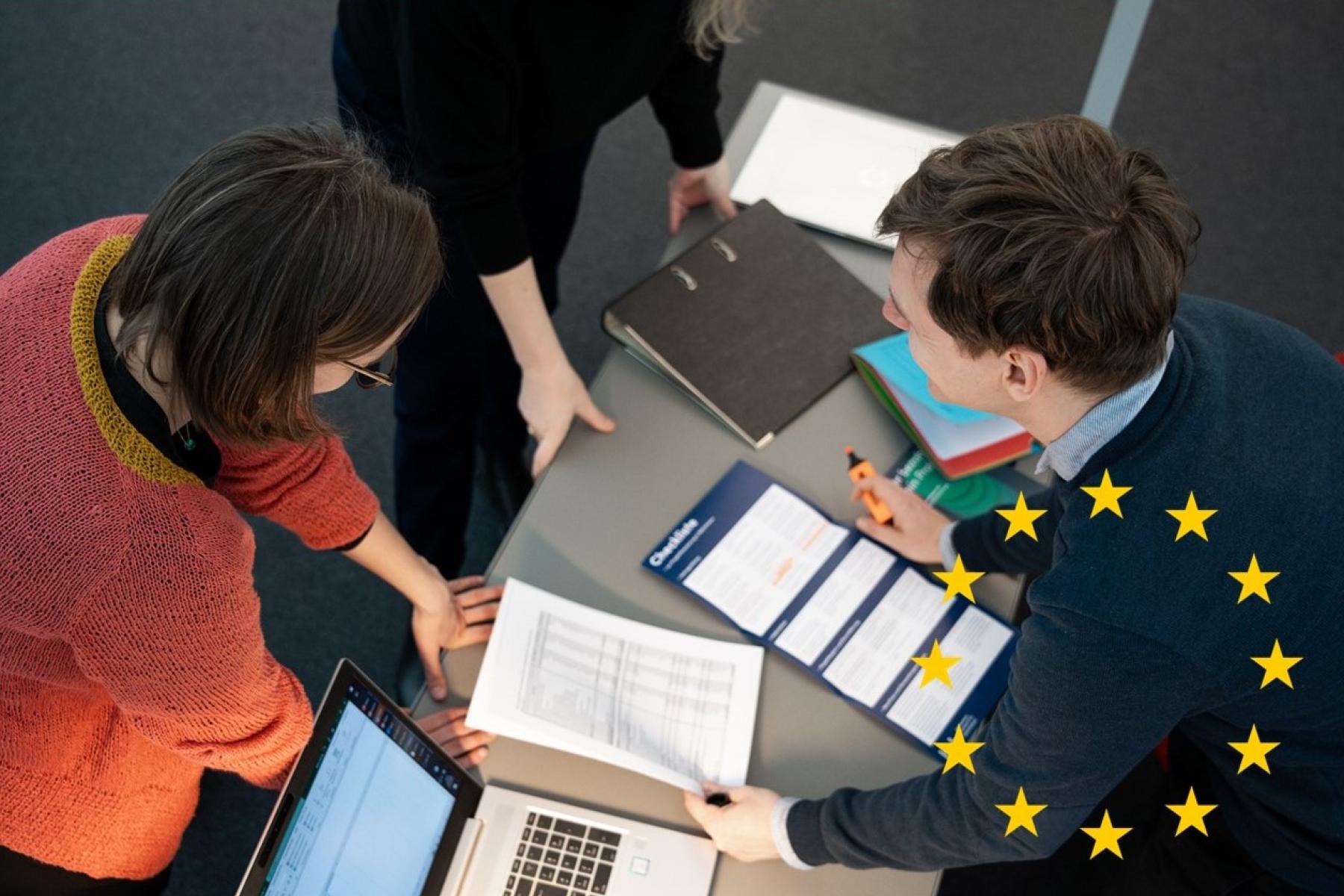 Gruppe arbeitet an einem Tisch