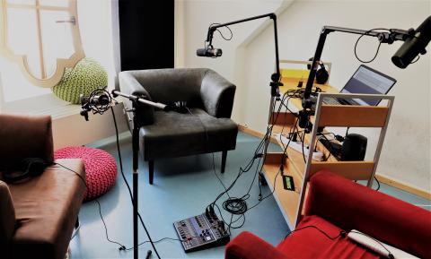 Podcaststudio mit Aufnahmetechnik und Möbeln