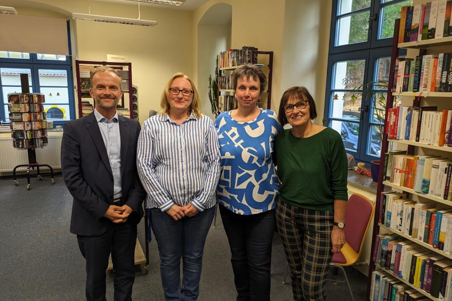 Silvio Witt und drei Damen vom Kulturauschuss in der Bibliothek 