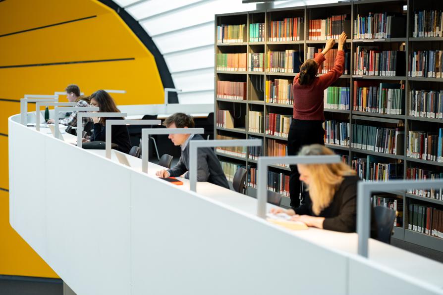 Lesende in der Philologischen Bibliothek der FU Berlin